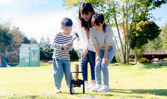 薪割り器を使った薪割り体験も