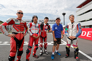 August 26, 2017 (Sat) "Mote tai" Gallery