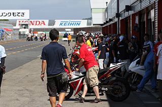 August 25, 2018 (Sat) "Mote tai" Gallery