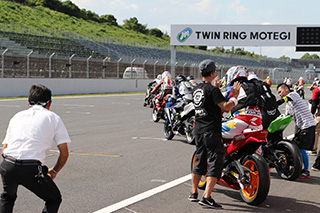 August 25, 2018 (Sat) "Mote tai" Gallery