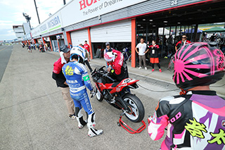 August 25, 2018 (Sat) "Mote tai" Gallery