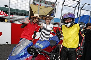 August 24, 2019 (Sat) "Mote tai" Gallery