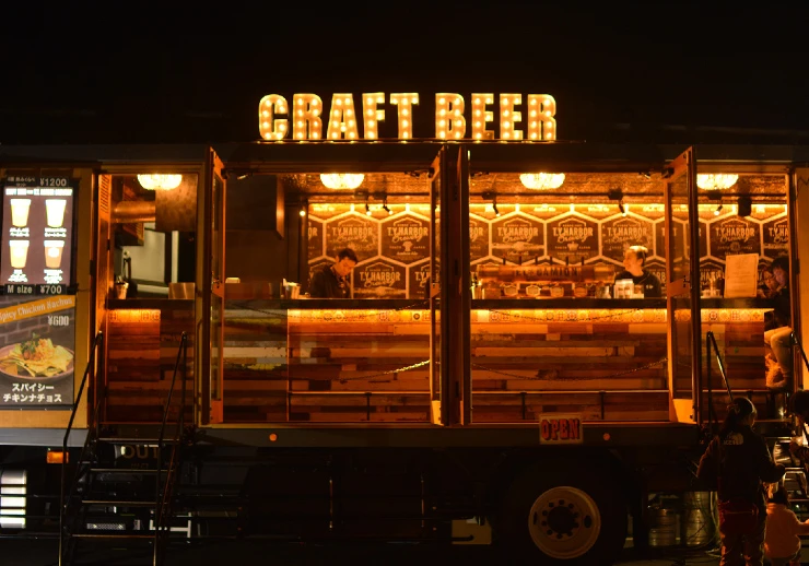 You can enjoy a variety of restaurants, including local gourmet food and craft beer.