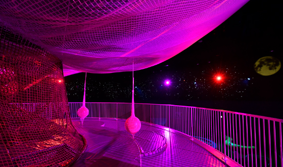 The lighting that changes from morning to night is very fantastical.