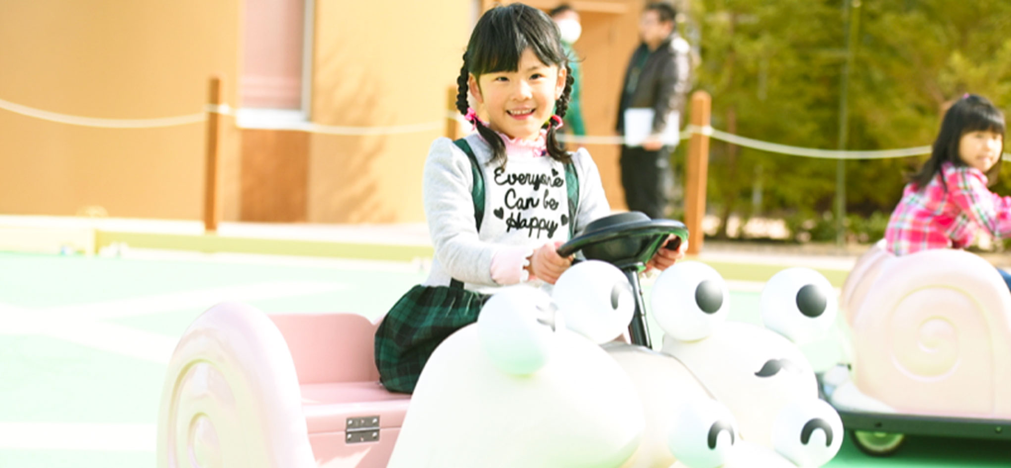 女孩坐在點點蝸牛上